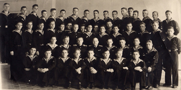 Выпуск 1954 года. Фото сделано сделана 22 апреля 1954 года, когда начальник училища полковник Кошель И.М. увольнялся в запас