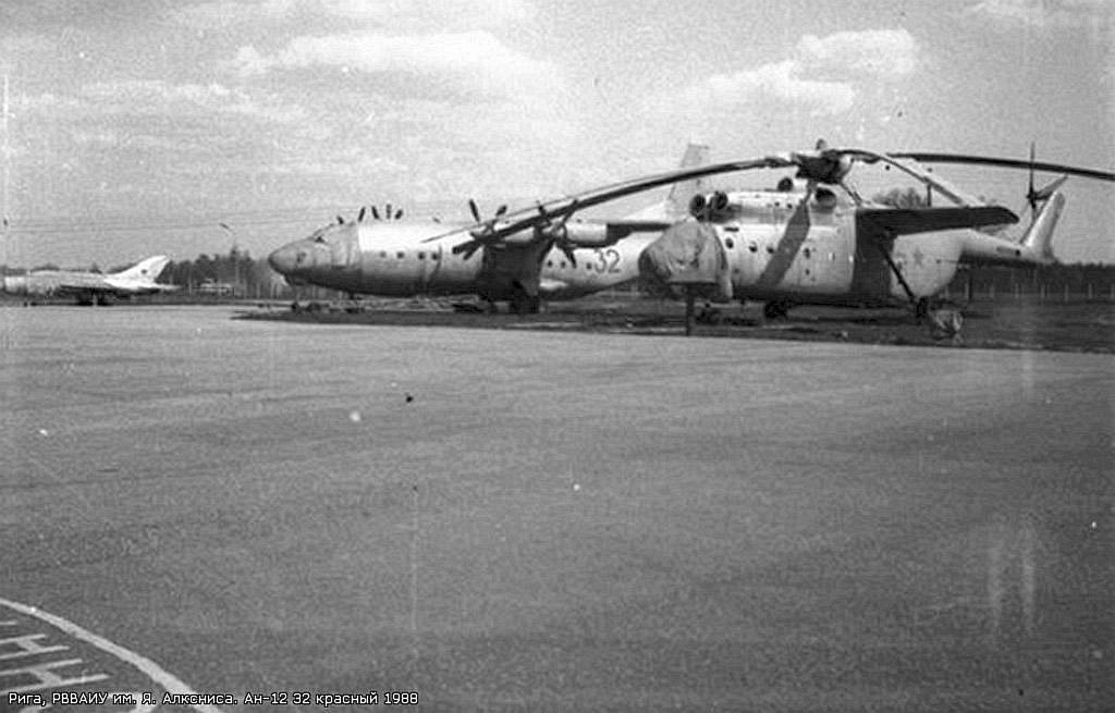 Ан-12 и Ми-6
на аэродроме в Скулте