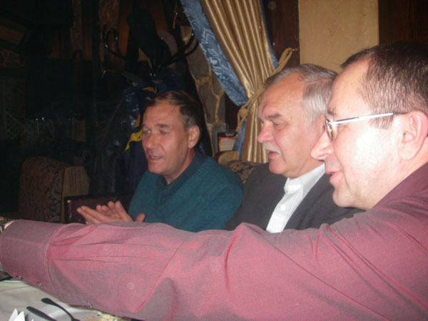 5.Пьем за здоровье юбиляра дня – Александра Ивановича Рассадкина и всех юбиляров октября (Ермаковец А.В., Кузнецов В.А., Лаптиев В.И., Пискунов О.Н., Лахтадырь А.И.). В кадре: Щербаков (Недопека) С.М.