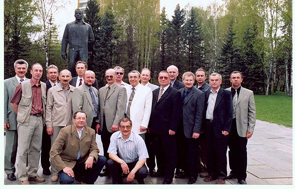  (у памятника Ю.А. Гагарину).
Слева на право, сидят: Бочарников И.Л., Лаптиев В.И.; стоят: Утин В.Ю., Коник А.П., Жилинский С.С., Крупнов А.Ф., Осокин В.М., Лахтадырь А.И., Смирнов С.А., Коновалов А.М