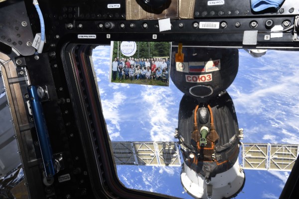 На иллюминаторе МКС фото самых активных участников встреч курса АО-79.
Первый ряд: Уткин В.А., Утин В.Ю.,Тимергалиев Ф.К., Юрч Р.В., Коник А.П., Трахолисов В.В., Осокин В.М., Ермаковец А.В., Смирнов С