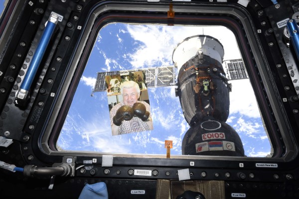 На иллюминаторе МКС фото начальника курса АО-79 Викторова Ю.А.