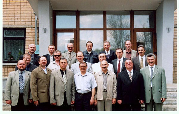 08.05.2004 Весь курс. Слева на право, 1-ый ряд: Лахтадырь А.И., Бочарников И.Л., Панкевич И.В., Лаптиев В.И., Крупнов А.Ф., Смирнов В.В., Утин В.Ю.; 2-ой ряд: Сергацков А.В., Коновалов А.М., Ненашев С