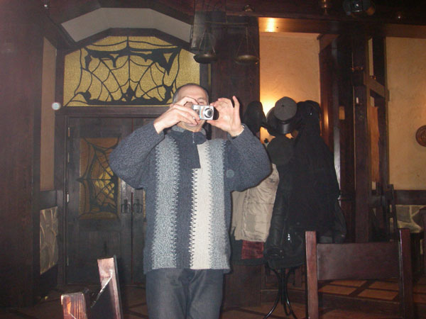 13.	07.02.09. Москва. Пивной ресторан «Саяны» (далее тогда же и там же). Очередное собрание инициативной группы с сюрпризом. «Сюрприз» фотографирующий транзитник (Волгоград-Москва-Рига-Москва-Волгогра