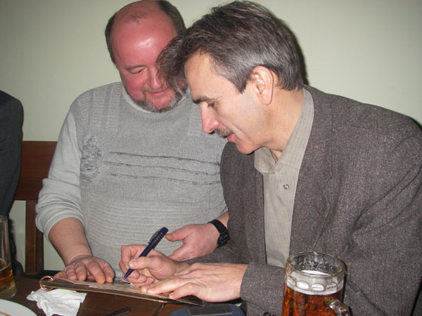 6.	Они же, в числе прочих, подписывают поздравительно-пригласительную открытку Шефу (начальнику курса, подполковнику в отставке, Викторову Юрию Александровичу).