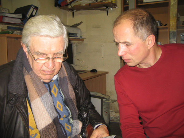 8.	17.12.08. Рига. На работе у Трахолисова В.В. Шеф (Викторов Ю.А.) вместе с Володей рассматривают диск с фильмом производства Sergey Nenashev Prodaction при участии AlexL & BIL Studio «Майoffka-2008 