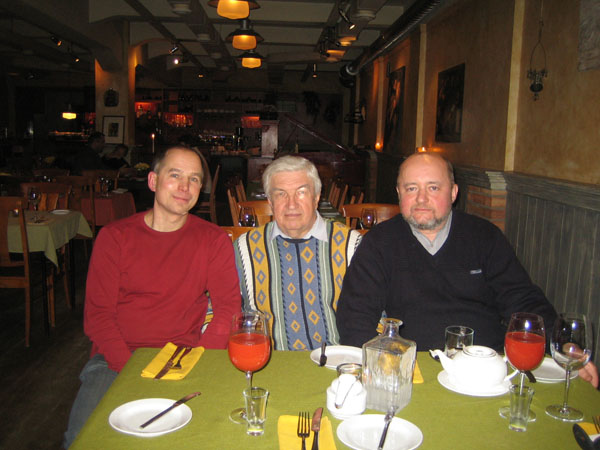 9.	17.12.08. Рига. Один из уютных кабачков на стыке Дзирнаву и Суворова (ныне Чака иела), недалеко от вокзала (далее тогда же и там же). Шеф и два его «подшефных» (Трахолисов В.В. и Лахтадырь А.И.)