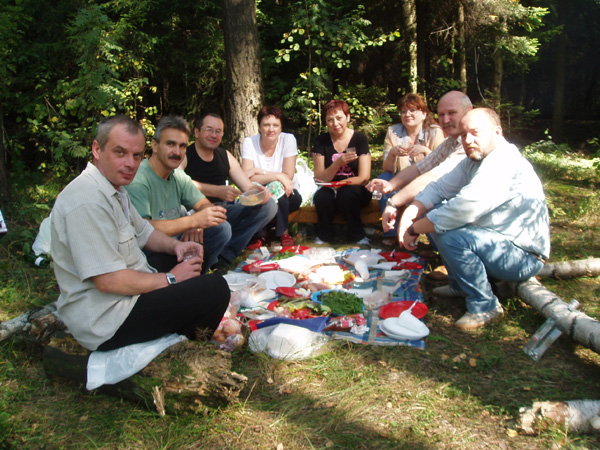 За лесным «столом».