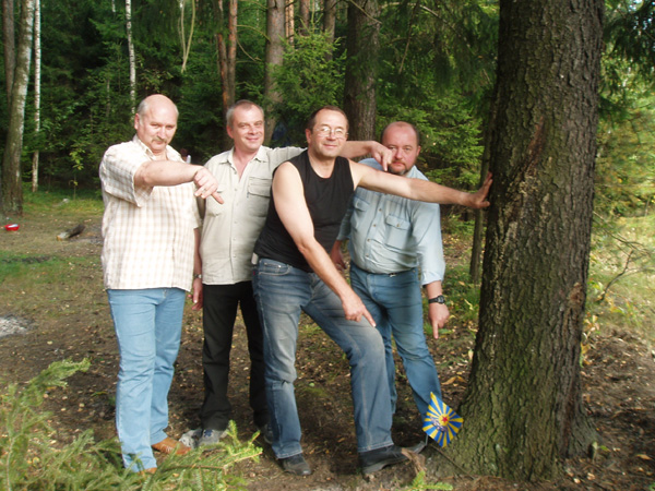 Здесь. Вот именно здесь, закопана пластиковая бутылка.