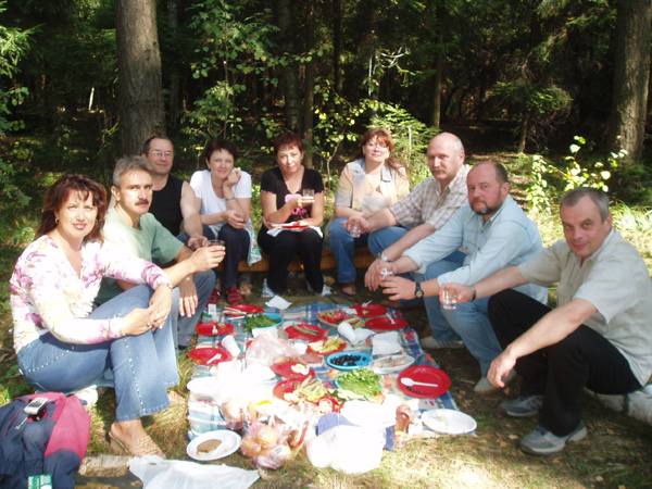 Ну и снова за уютным «лесным» столиком.