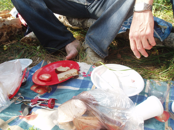Так спешил на встречу, что попал правой ногой в болото… (без фамилии, т.к. это ноги одного из немногих еще действующих офицеров, целого полковника).