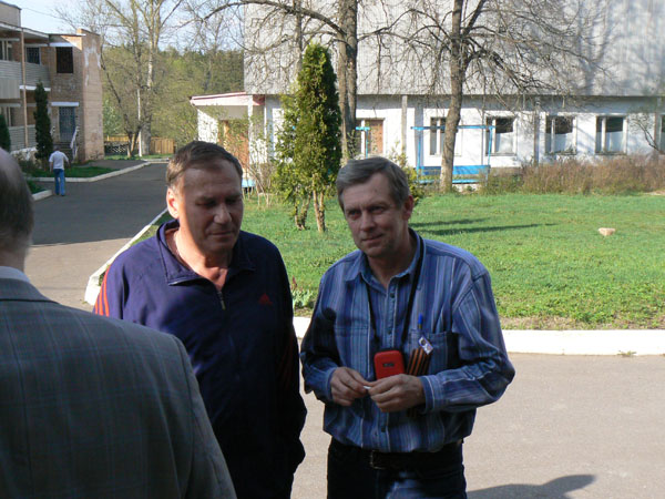 9.05. У крылечка 3. Щербаков (Недопека) С.М. и  Жуков А.М.