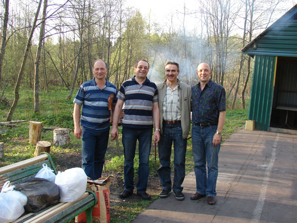 9.05. Бригада по готовке шашлыка: Ненашев С.А., Бочарников И.Л., Пушкарь О.Д. и Куликов А.И. 