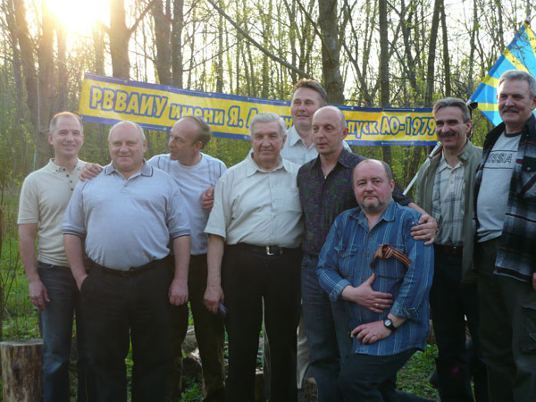 9.05. Под флагом ВВС и курсовым баннером. Трахолисов В.В., Козырев В.А., Коник А.П., Викторов Ю.А., Котков Ю.А., Куликов А.И., Лахтадырь А.И., Пушкарь О.Д., Юрч Р.В. 