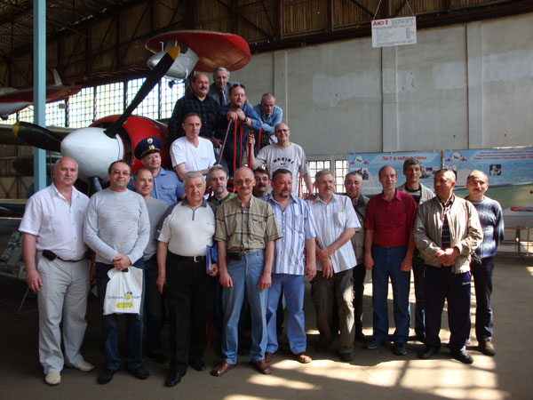 10.05. У Ла-7 прославленного аса – И.Н. Кожедуба. Стоят: Ермаковец А.В., Бочарников И.Л., Трахолисов В.В., Викторов Ю.А., Серебряков С.Н., Смирнов С.А., Бурчин Ю.А., Жуков О.Е., Юрч Р.В., Мадий А.А., 