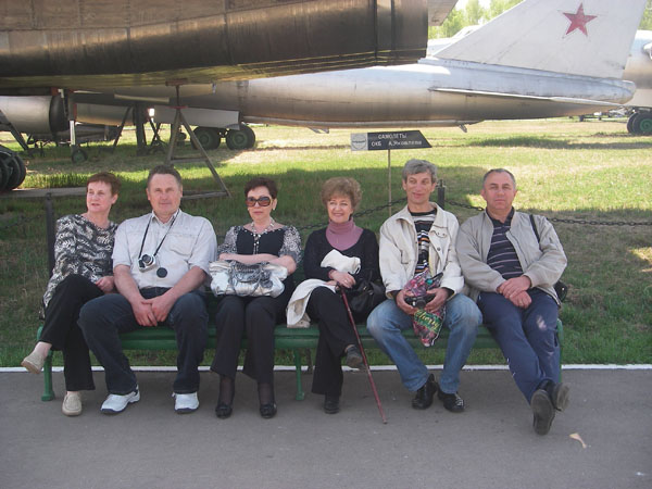 10.05. «Под крылом самолета» сидят притомившиеся А. & Ю. Котковы, Е. Лахтадырь, Л. & А.Козловы, И.Панкевич. 