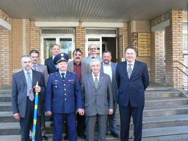 10.05. Третья группа. 1-ый ряд: Серебряков С.Н., Рассадкин А.И., Викторов Ю.А., Котков Ю.А. 2-ой ряд: Сидоров А.Н.,  Бурчин Ю.А., Жуков О.Е. 3-ий ряд: Трахолисов В.В., Смирнов С.А. 