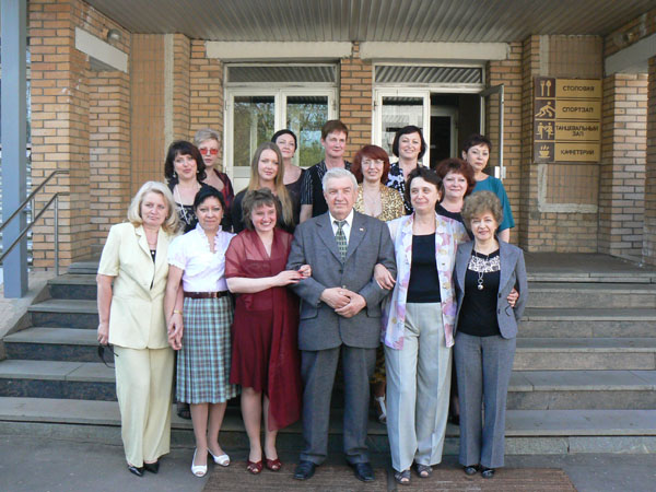 10.05. Шеф (Викторов Ю.А.) в окружении «боевых подруг». 