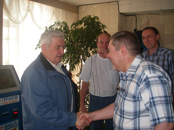 9.05. Встречи и объятия 1. Викторов Ю.А. и Матковский И.Г. (на заднем плане Коник А.П. и Осокин В.М.).