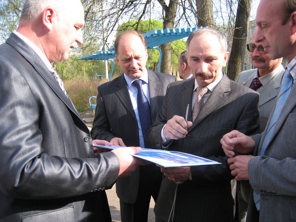 10.05. Подписание поздравительного адреса начальнику курса Викторову Ю.А. 