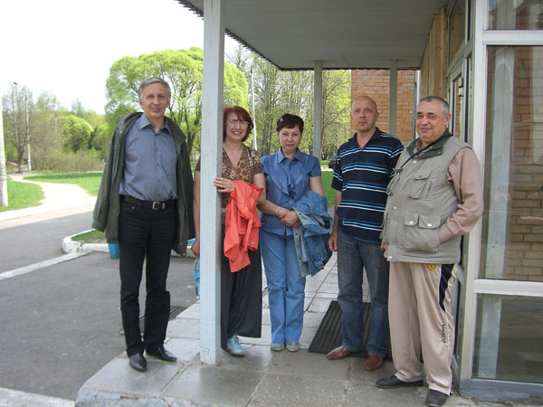 11.05. Большинство уже уехало. На крылечке главного корпуса арьергардная группа. 