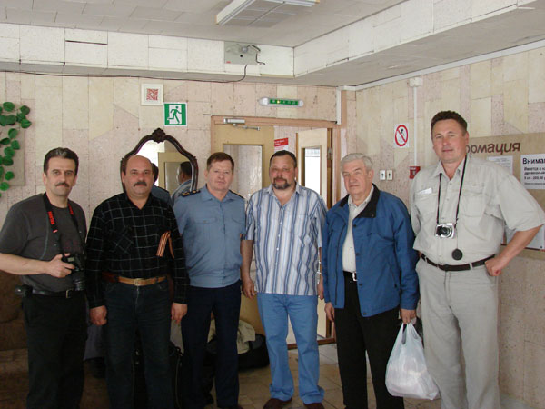 9.05. В фойе главного корпуса, здесь и далее слева направо: Сидоров А.Н., Руденко А.В., Рассадкин А.И., Жуков О.Е., Викторов Ю.А., Котков Ю.А.