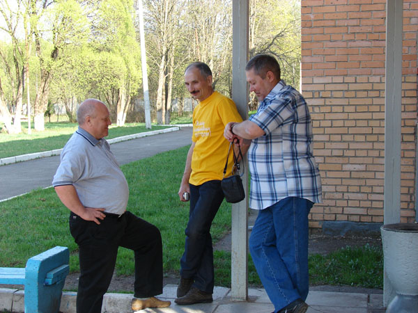 9.05. У крылечка 1. Козырев Ю.А., Крупнов А.Ф. и Матковский И.Г.