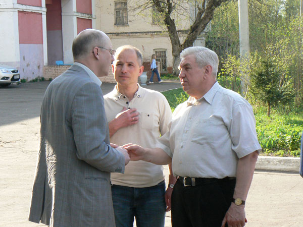 9.05. У крылечка 2. Коваленко А.Д., Трахолисов В.В. и Викторов Ю.А.