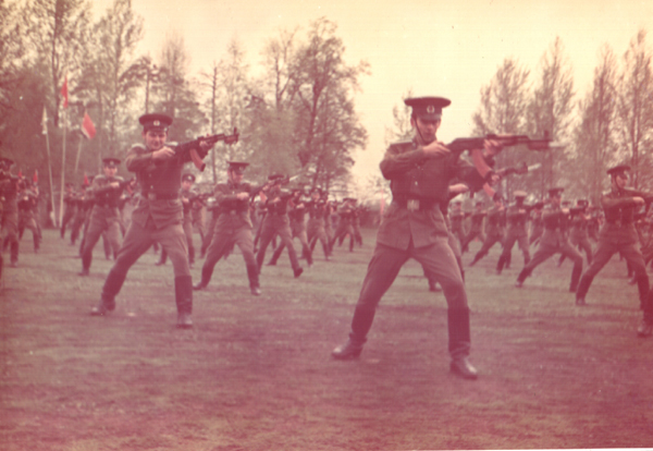 Упражнения с автоматами под марш «Каховка»