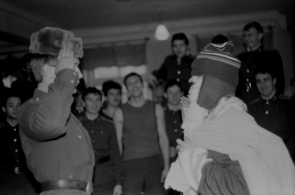 Дежурный А.Голубев встречает Новый 2004г