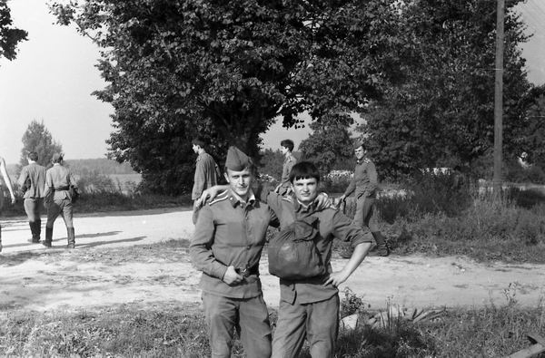 А.Масленко и С.Рыжков с яблоками 09.82г.