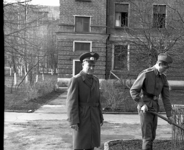 А.А.Попейко готовится изъять лопату у А.Каребчика 04.82г.