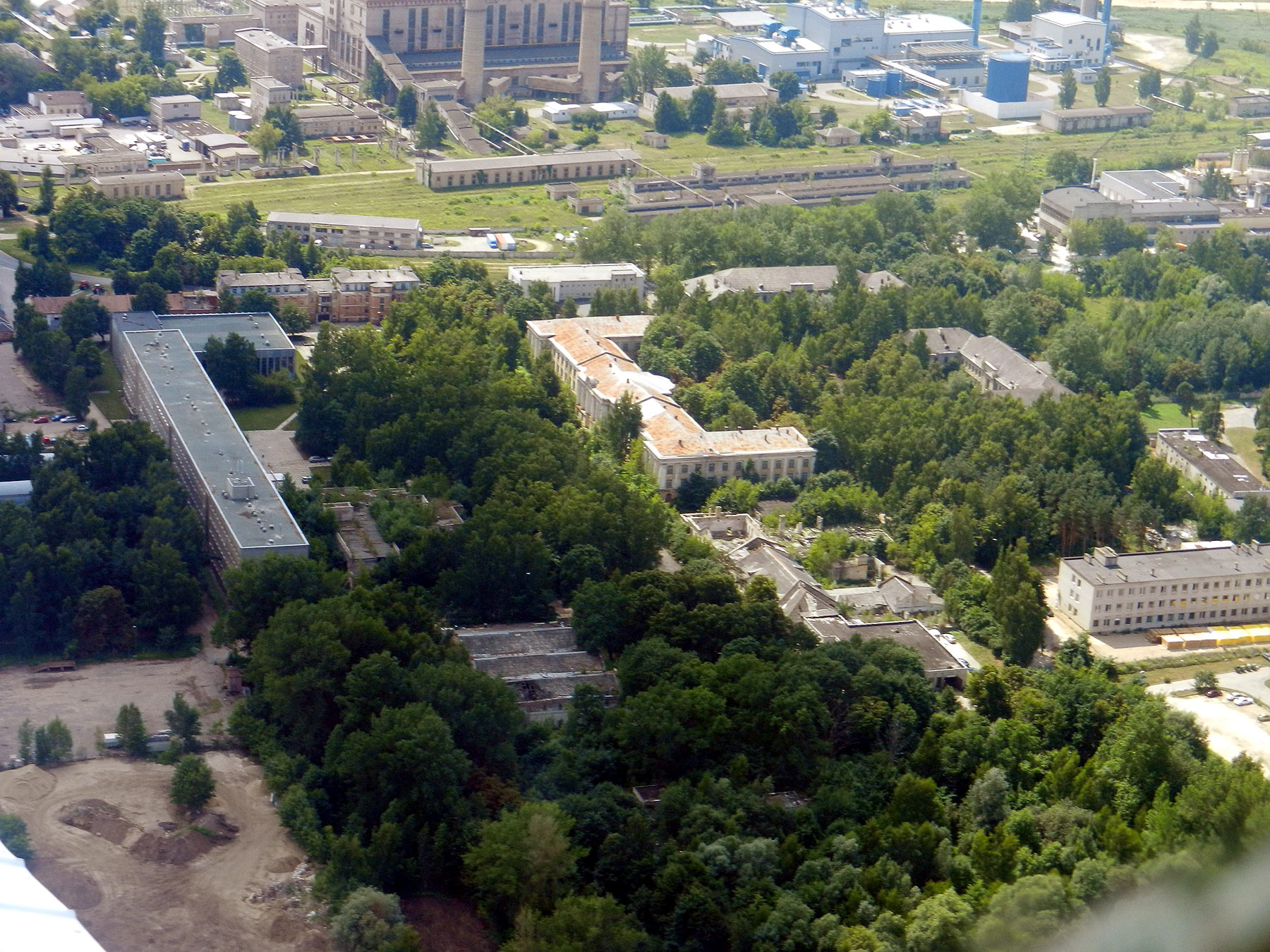 Вот пролетал над училищем и сделал фото. Если хотите - можете
опубликовать. Кстати видно, что столовая рухнула ...
Есть еще совсем свежие фото, но это все больше АОшные здания.