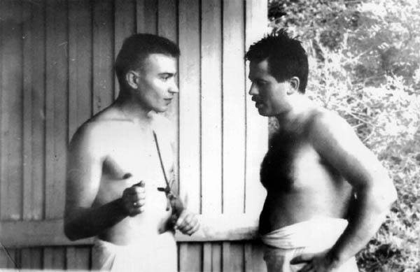 встреча выпускников АО вып. 1987 г. в бане РВВАИУ (лето 1992 г) К.Петров и
Ю.Номеров