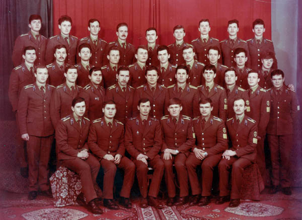 Выпускная фотография пятой группы АО 1987 г. + курсовой офицер В.Ерёмин