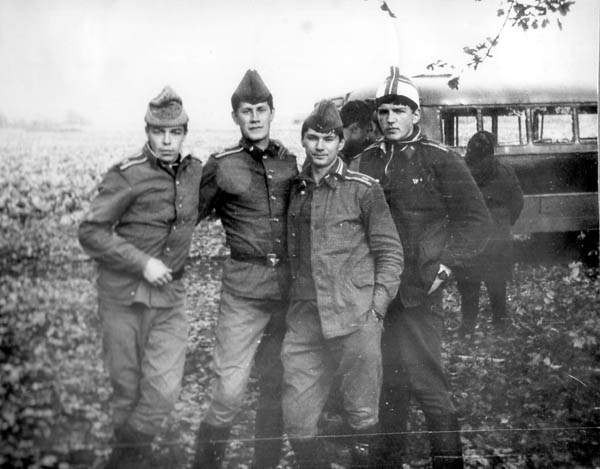 Уборка капусты голодными курсантами (колхоз Олайне)  В.Дмитриев, О.Котов,
О. Хлебородов, Д. Шканакин (АО вып. 1987)