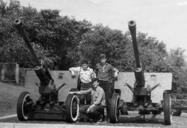 Ремонтная практика в Белой Церкви - проездом в Киеве, 1986 г.
(Г.Сокольчик, С. Тиунчик, Д.Шканакин - пятая группа АО вып. 1987 г.)