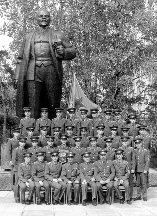 Лучшая группа выпуска 1987 г. со Знаменем РВВАИУ им. Я. Алксниса