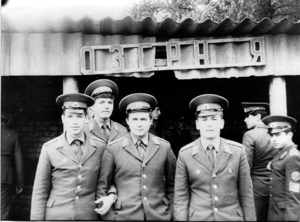 Пятая группа АО вып. 1987 уезжает с войсковой стажировки из Постав
(Витебская обл) С. Комлев, А. Дворядкин, А. Кириенко, сзади - Д.Шканакин и
В. Рыбаков