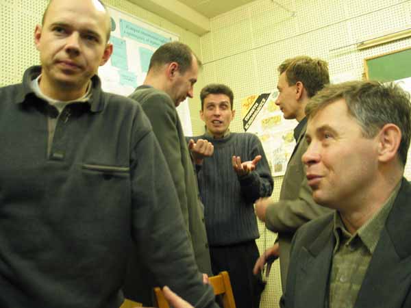 Оживленное общение однокашников (Игорь Ручкин, Игорь Герасимчук, Андрей Карсаков, Слава Ильиных, Гриша Пачко)