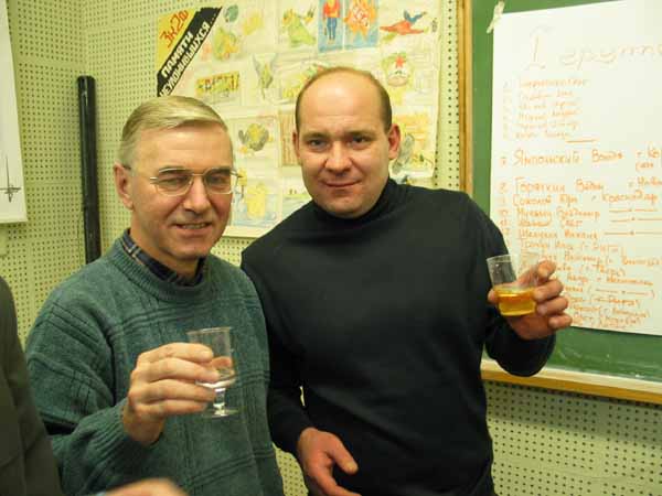 Связь поколений демонстрируют Чернодаров А.В. и Козел Володя. Здесь особенно хорошо видны сохраненная Пашей Цапенко стенгазета и список 1 группы.