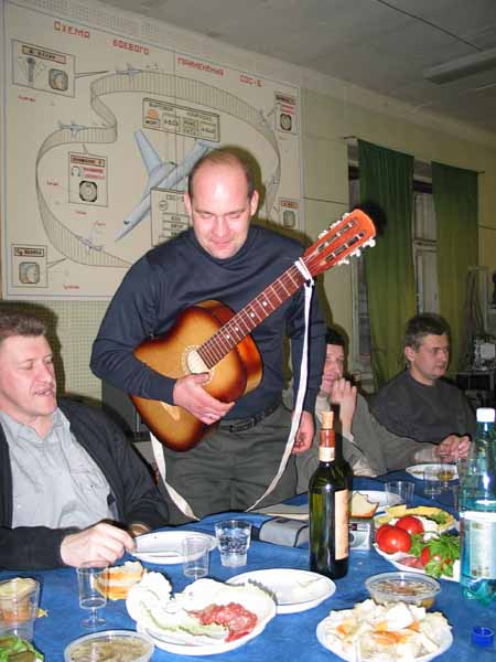 Володя Козел готов исполнить «на бис» что угодно и когда угодно (слева Коля Пелевин, справа Сергей Жижов и Саша Брылев)