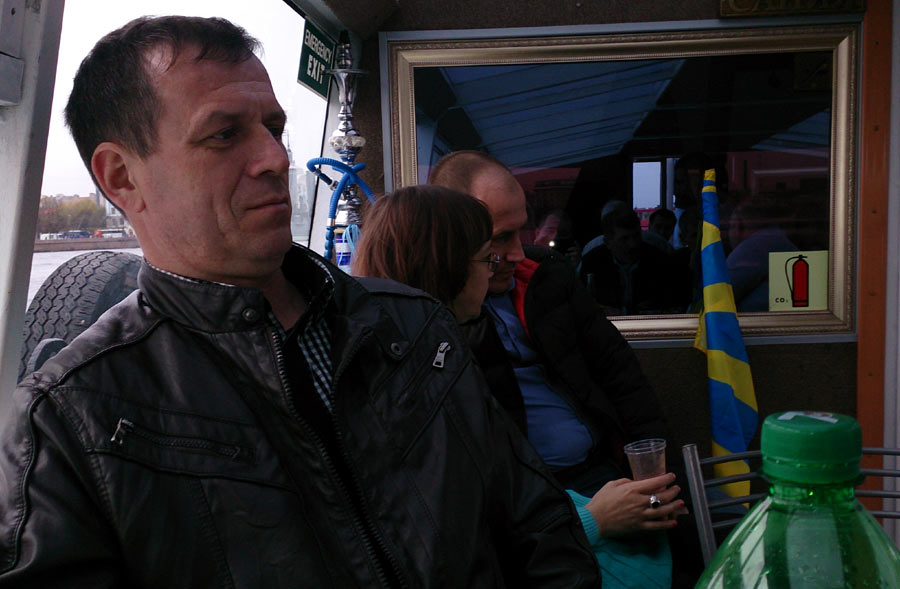 Игорь Еманов.  На заднем плане Олгертс Равиньш интересуется навигационными секретами у экскурсовода