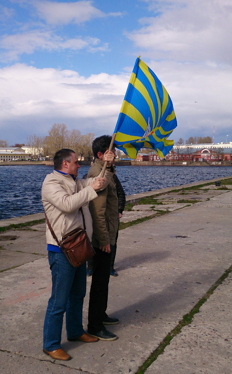 Михеев и Куртаев салютуют кораблям на пирсе в Крондштате