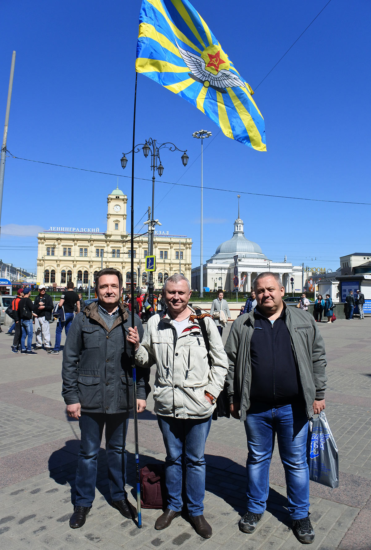 Самые первые к месту встречи подошли: Эдик Прялухин и Саша Епифанов