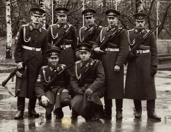 234 группа в 1987 году
слева направо, верхний ряд:
Грачев Вова, Ерещенко Женя, Ковтун, Молчанов Петя, Леха Ремизов,
Нижний ряд:
Ларионов Сережа, Епифанов Саша