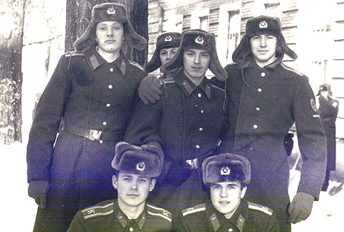 Вверху: Безганс, Шеин и Константинов (выглядывает Викулов)
Снизу Чернов Сергей, Александр Дормадихин