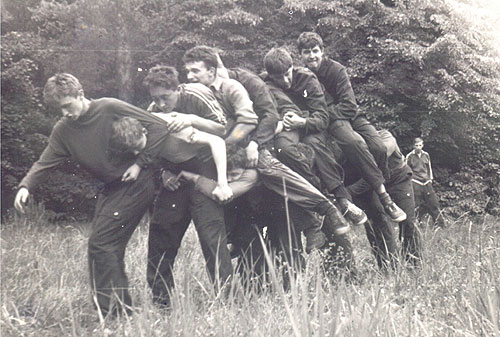 Игра в "слоников". Впереди: Гена Стрелков, Паша Черноскутов