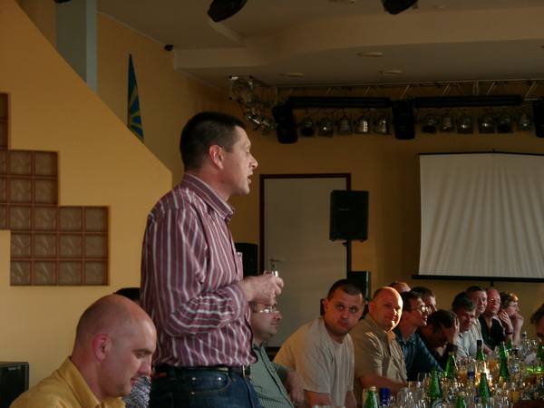 Безганс за столом