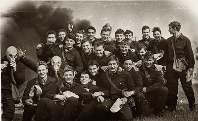 Это, похоже, во время одного из праздников, где мы часто показывали показательные вуступления (рукопашный бой, взрывы, штык-ножи и т.п.)